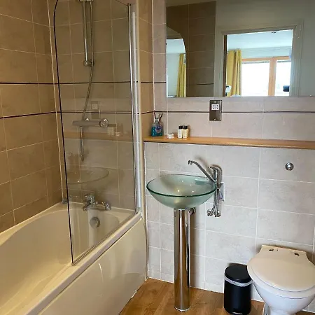 Spacious 2 Bedroom At The Postbox