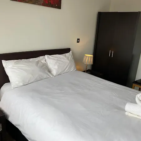 Spacious 2 Bedroom At The Postbox Apartman