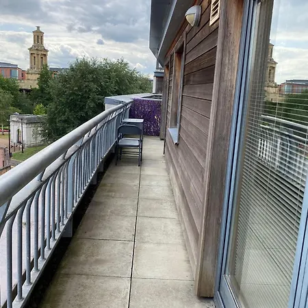 Spacious 2 Bedroom At The Postbox *